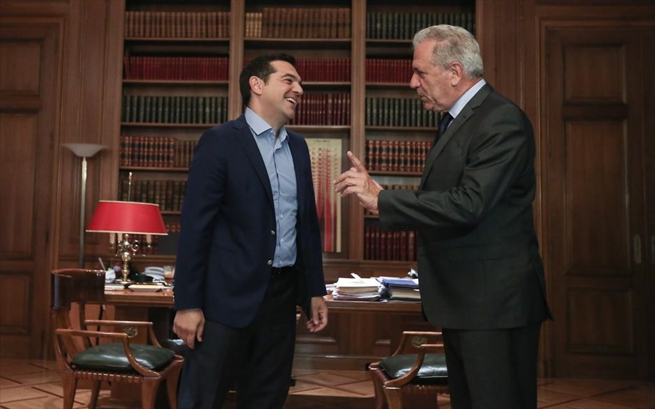 Συνάντηση Αλ. Τσίπρα - Δ. Αβραμόπουλου. Ο πρωθυπουργός, Αλέξης Τσίπρας υποδέχεται τον Ευρωπαίο Επίτροπο Μετανάστευσης, Εσωτερικών Υποθέσεων και Ιθαγένειας Δημήτρη Αβραμόπουλο στην συνάντηση που είχαν στο Μέγαρο Μαξίμου.