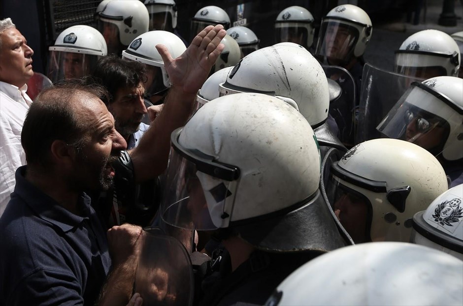 Πορεία πρώην εργαζομένων του Athens Ledra προς το Μαξίμου. Πορεία διαμαρτυρίας πραγματοποίησαν πρώην εργαζόμενοι του Athens Ledra&nbsp;Hotel, από τη λεωφόρο Συγγρού προς&nbsp;το Μέγαρο Μαξίμου, όπου ζήτησαν να συναντηθούν με τον πρωθυπουργό Αλέξη Τσίπρα, ώστε να αναδείξουν τα προβλήματά τους.