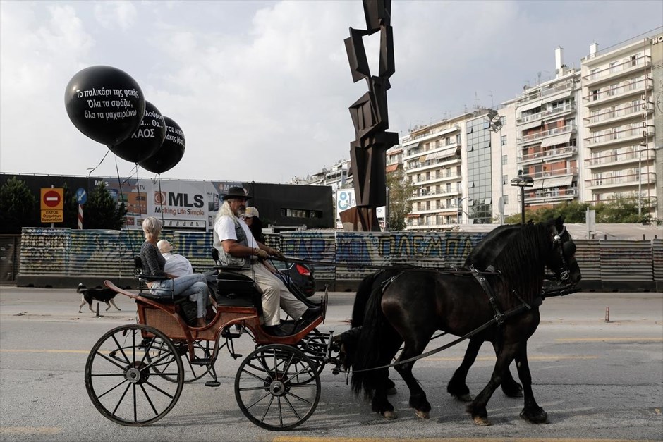 Πορεία διαμαρτυρίας της ΠΟΕΔΗΝ στη Θεσσαλονίκη. Στιγμιότυπο από πορεία διαμαρτυρίας της Πανελλήνιας Ομοσπονδίας Εργαζομένων Δημοσίων Νοσοκομείων (ΠΟΕΔΗΝ) στο κέντρο της Θεσσαλονίκης. Στην πορεία συμμετείχαν εργαζόμενοι απο τα νοσοκομεία Ιπποκράτειο, ΑΧΕΠΑ, Γεννηματά, Άγιος Δημήτριος διαμαρτυρόμενοι για τα προβλήματα στον κλάδο της υγείας.