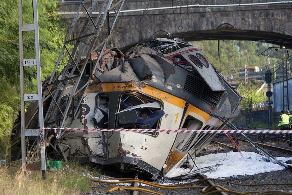 Τουλάχιστον δύο νεκροί από εκτροχιασμό τρένου στην Ισπανία. Τουλάχιστον δύο άνθρωποι σκοτώθηκαν κατά τον εκτροχιασμό τρένου στη Γαλικία της βόρειας Ισπανίας, όπως δήλωσε εκπρόσωπος των υπηρεσιών Πρώτων Βοηθειών. Ο απολογισμός των θυμάτων δεν αποκλείεται να αυξηθεί, καθώς σύμφωνα με το Γαλλικό Πρακτορείο Ειδήσεων (AFP) η ισπανική σιδηροδρομική εταιρεία έκανε λόγο για «πολλούς νεκρούς», χωρίς να διευκρινίσει τον ακριβή αριθμό τους
