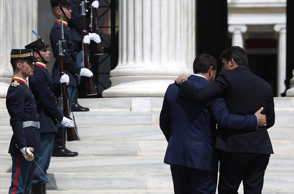 Άρχισαν οι εργασίες της Συνόδου των Μεσογειακών χωρών της Ε.Ε. Σε εξέλιξη βρίσκεται στο Ζάππειο Μέγαρο η Σύνοδος των Μεσογειακών χωρών της Ε.Ε., που πραγματοποιείται κατόπιν πρωτοβουλίας του πρωθυπουργού, Αλ. Τσίπρα, με τη συμμετοχή των ηγετών της Γαλλίας, της Ιταλίας, της Πορτογαλίας, της Κύπρου, της Μάλτας, καθώς και εκπροσώπου της κυβέρνησης της Ισπανίας. Στη φωτογραφία, ο Πρωθυπουργός υποδέχεται τον πρωθυπουργό της Ιταλίας, Ματέο Ρέντσι.