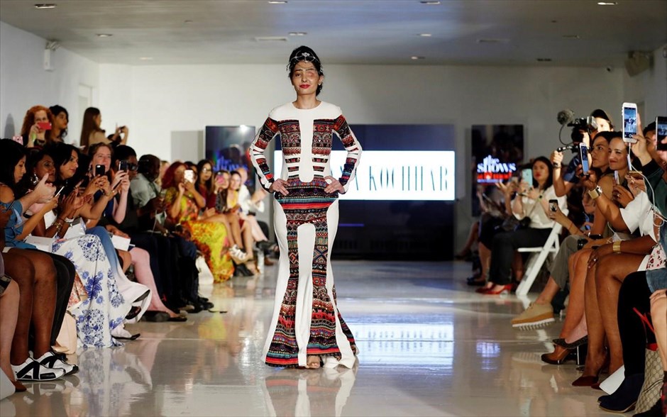 Εβδομάδα μόδας της Νέας Υόρκης - Ινδή, θύμα επίθεσης με οξύ. 