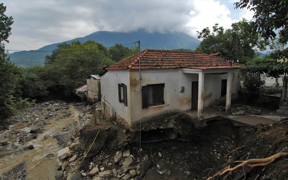 Ζημιές στην περιοχή της Καλαμπάκας λόγω κακοκαιρίας. Καταστροφές στα Αμπέλια Κλεινοβού από την θεομηνία που έπληξε στην περιοχή της επαρχίας Καλαμπάκας αργά το βράδυ της Παρασκευής. Κατολισθήσεις και υπερχειλίσεις ρεμάτων σε όλο το οδικό δίκτυο, διακοπή κυκλοφορίας σε αρκετούς δρόμους&nbsp;σημειώνονται στην&nbsp;ευρύτερη περιοχή της Καλαμπάκας από&nbsp;τις έντονες βροχοπτώσεις των τελευταίων ημερών. Τεράστια τα προβλήματα και σε χωριά του δήμου Τρικκαιών που υπέβαλε αίτημα για να κηρυχθούν σε κατάσταση έκτακτης ανάγκης.