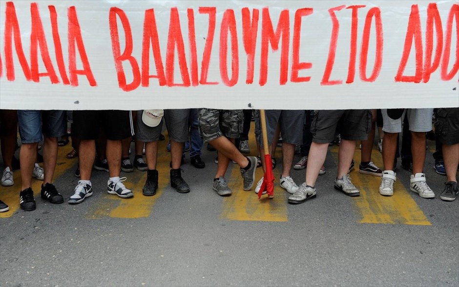 Συλλαλητήρια διαμαρτυρίας στη Θεσσαλονίκη. Συλλαλητήριο διαμαρτυρίας διοργάνωσαν το απόγευμα του Σαββάτου ΓΣΕΕ και ΕΚΘ, στη Θεσσαλονίκη, εν όψει των εγκαινίων της ΔΕΘ και της ομιλίας&nbsp;του πρωθυπουργού Αλέξη Τσίπρα. Με βασικό σύνθημα «Τέρμα πια στις αυταπάτες, βάζουμε τέλος στα πειράματα ,στην ανεργία και στη φτωχοποίηση», οι διαδηλωτές εξέφρασαν την αγανάκτησή τους, κάνοντας λόγο για «αδιέξοδη και καταστροφική πολιτική και αυτής της κυβέρνησης».