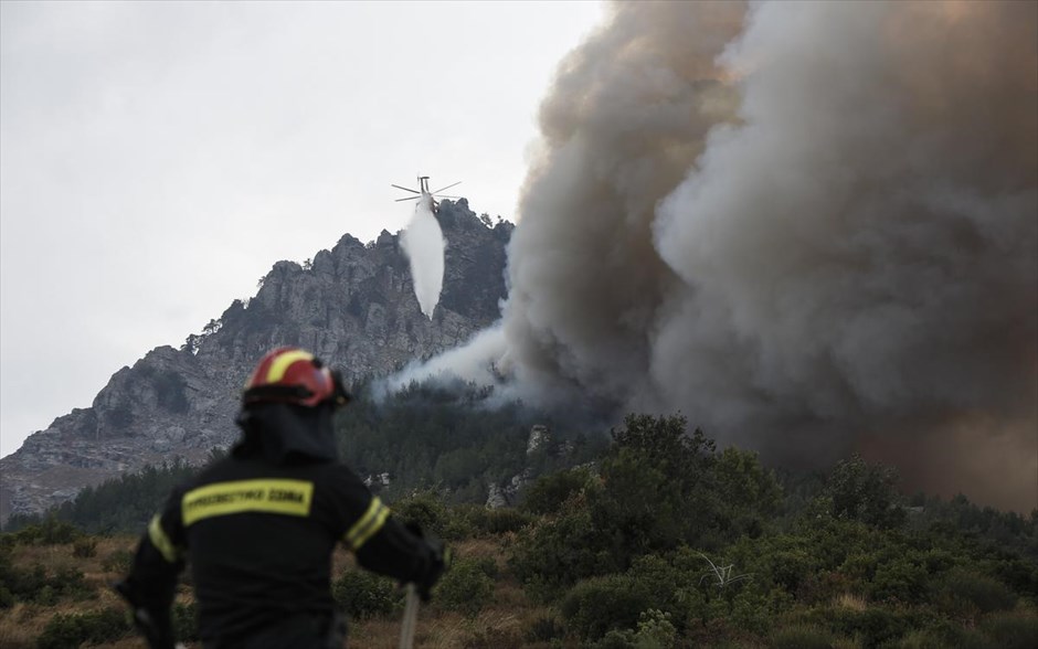 Πυρκαγιά στη Θάσο. Σε κατάσταση έκτακτης ανάγκης κηρύχθηκε η Θάσος, ενώ το σύνολο σχεδόν των εναερίων πυροσβεστικών μέσων της χώρας, καθώς και σημαντικές επίγειες δυνάμεις, επιχειρούν για την κατάσβεση της μεγάλης πυρκαγιάς, η οποία εκδηλώθηκε στο νησί το πρωί του Σαββάτου.