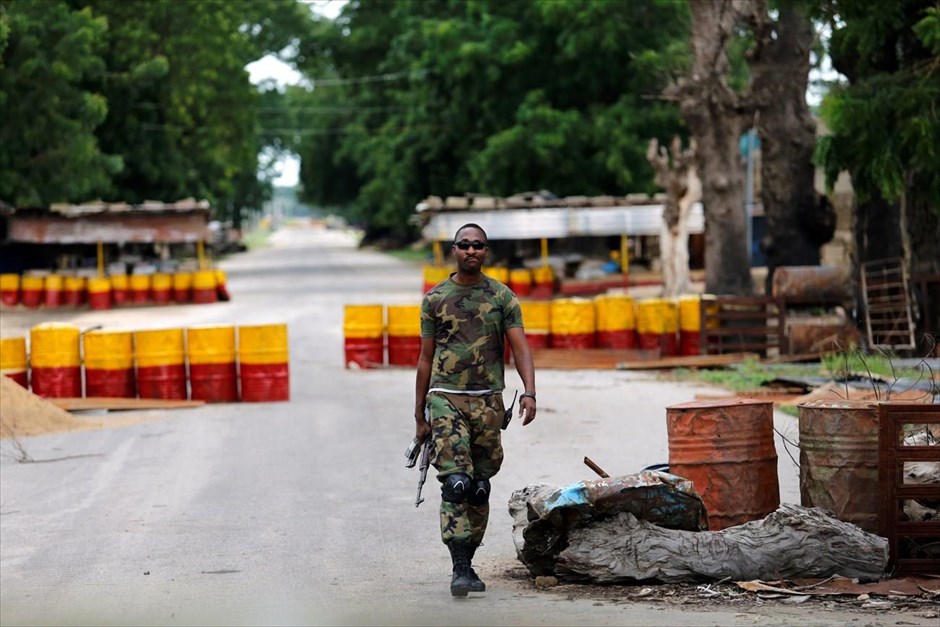 Νιγηρία - Μπόκο Χαράμ. Ένας στρατιώτης περνά από σημείο ελέγχου στη Μπάμα.