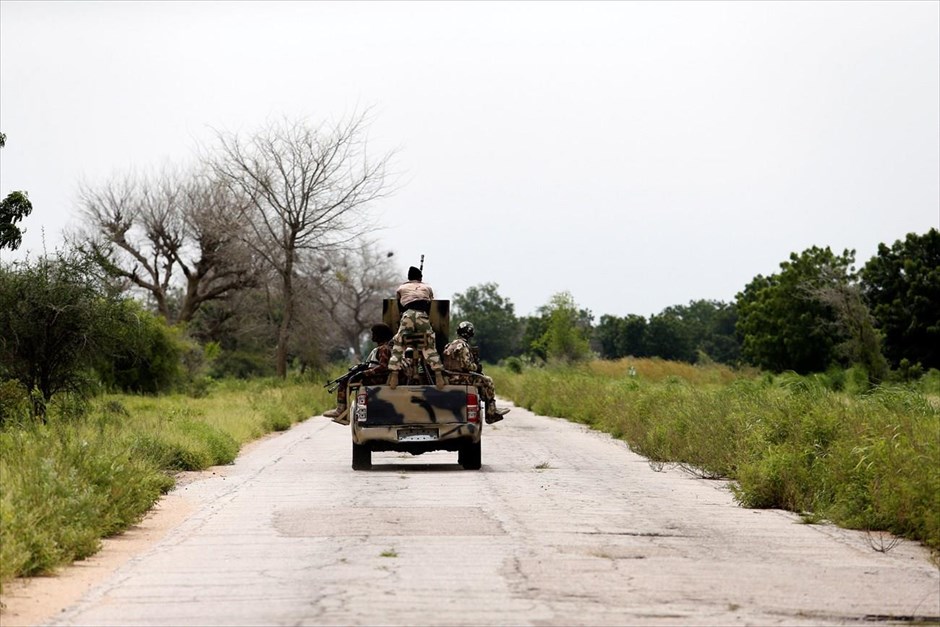 Νιγηρία - Μπόκο Χαράμ. Στρατιωτικό όχημα κινείται στο δρόμο της Μπάμα.