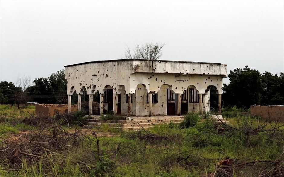 Νιγηρία - Μπόκο Χαράμ. Τζαμί με τρύπες από σφαίρες στους τοίχους, στη Μπάμα.