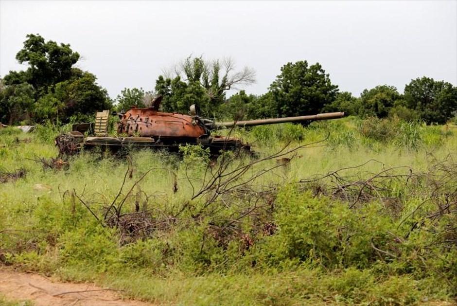 Νιγηρία - Μπόκο Χαράμ. Ένα παλιό άρμα μάχης διακρίνεται ανάμεσα στα χόρτα σε χωράφι της Μπάμα.