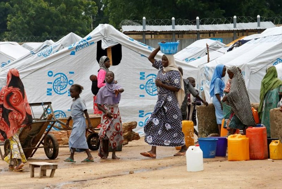 Νιγηρία - Μπόκο Χαράμ. Γυναίκες κουβαλούν νερό σε καταυλισμό εσωτερικά εκτοπισμένων ατόμων.