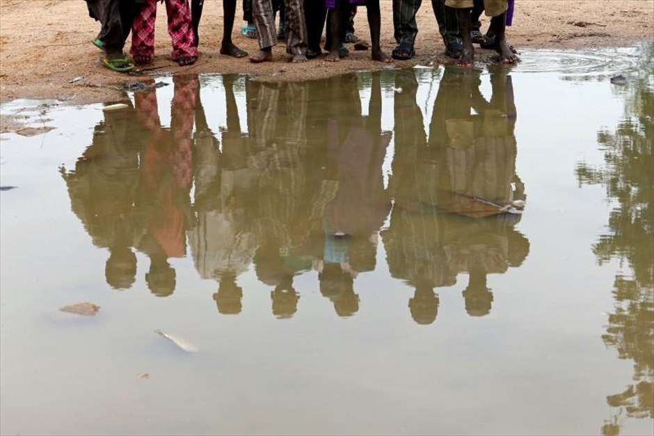 Νιγηρία - Μπόκο Χαράμ. Μια παρέα αγοριών αντικατοπτρίζεται στα νερά, σε καταυλισμό εσωτερικά εκτοπισμένων, στη Μπάμα.