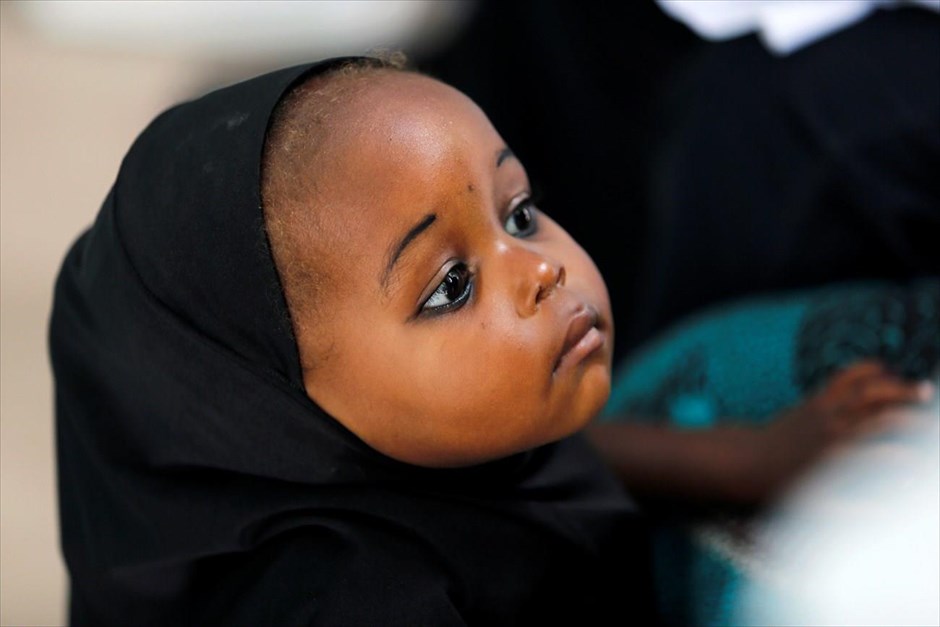Νιγηρία - Μπόκο Χαράμ. Ένα κορίτσι περιμένει να εμβολιαστεί κατά της πολιομυελίτιδας, σε κέντρο υγείας του Μαϊντουγκούρι.