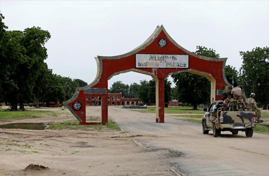 Νιγηρία - Μπόκο Χαράμ. Στρατιωτικό όχημα εισέρχεται στο παλάτι του Εμίρη, στη Μπάμα, σημείο που αποτελούσε την έδρα των μαχητών της Μπόκο Χαράμ στο παρελθόν.