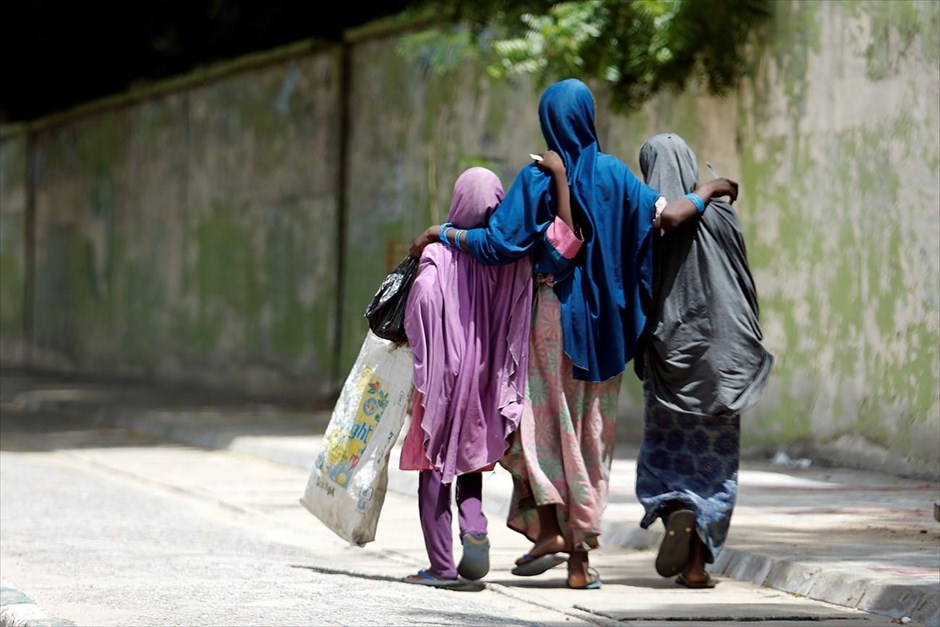 Νιγηρία - Μπόκο Χαράμ. Κορίτσια περπατούν σε δρόμο του Μαϊντουγκούρι.