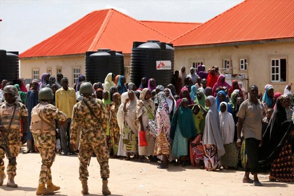 Νιγηρία - Μπόκο Χαράμ. Αστυνομικοί φρουρούν τον καταυλισμό εσωτερικά εκτοπισμένων ατόμων του Μπακάσι, ύστερα από ένταση που σημειώθηκε όταν ορισμένοι πρόσφυγες διαμαρτυρήθηκαν για την υπηρεσία διανομής φαγητού. 