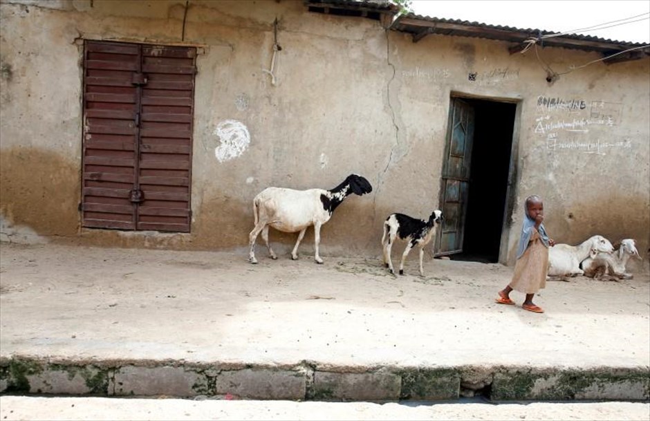 Νιγηρία - Μπόκο Χαράμ. Ένα παιδί στέκεται έξω από το σπίτι του στο Μαϊντουγκούρι.
