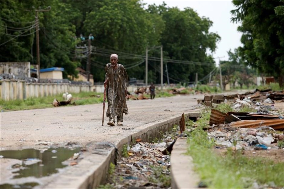 Νιγηρία - Μπόκο Χαράμ. Ένας ηλικιωμένος άντρας περπατά σε έναν άδειο δρόμο έξω από το Νοσοκομείο της Πολεμικής Αεροπορίας της Νιγηρίας, στην Μπάμα.