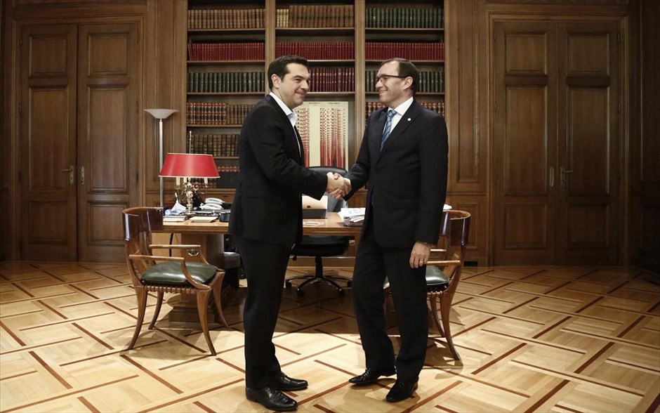 Συνάντηση του Πρωθυπουργού με τον Έσπεν Βαρτ Άιντε. Ο πρωθυπουργός Αλέξης Τσίπρας (αριστερά) ανταλλάσσει χειραψία με τον ειδικό σύμβουλο του γενικού γραμματέα των Ηνωμένων Εθνών για το Κυπριακό, Έσπεν Βαρτ Άιντε, στο Μέγαρο Μαξίμου. Ο κ. Άιντε συναντήθηκε τη Δευτέρα με τον υπουργό Εξωτερικών Νίκο&nbsp;Κοτζιά. Μετά από τη συνάντησή του με τον ΥΠΕΞ ο κ. Άιντε είπε&nbsp;ότι η Ελλάδα θα παίζει τον δικό της ρόλο στο να δημιουργήσει τις συνθήκες για να δοθεί ένα τέλος στον τραγικό 42χρονο διχασμό.