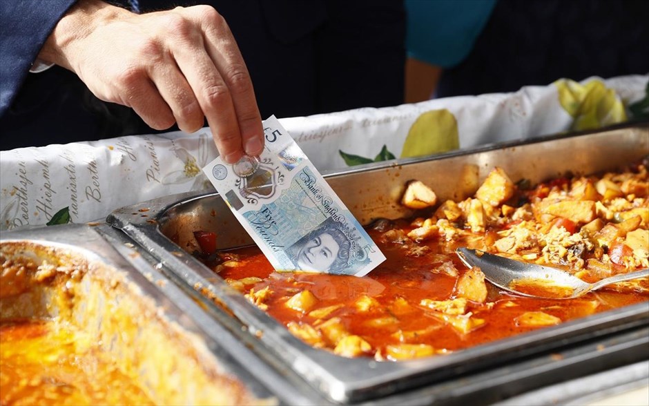 Δοκιμάζοντας χαρτονομίσματα . Ο διοικητής της Τράπεζας της Αγγλίας Μαρκ Κάρνεϊ ελέγχει την ανθεκτικότητα των νέων πλαστικών χαρτονομισμάτων των 5 λιρών, καθώς αγοράζει το μεσημεριανό του γεύμα στο Λονδίνο.