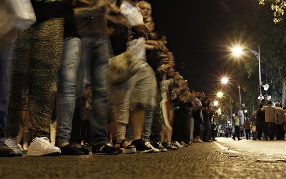 Ποντιακός χορός για ρεκόρ Γκίνες. Χιλιάδες κόσμου συγκεντρώθηκαν τον βράδυ της Τρίτης στο κέντρο της Θεσσαλονίκης σε μία απόπειρα επίτευξης του μεγαλύτερου σε μήκος και σε αριθμό συμμετεχόντων ποντιακού χορού «Ομάλ».
