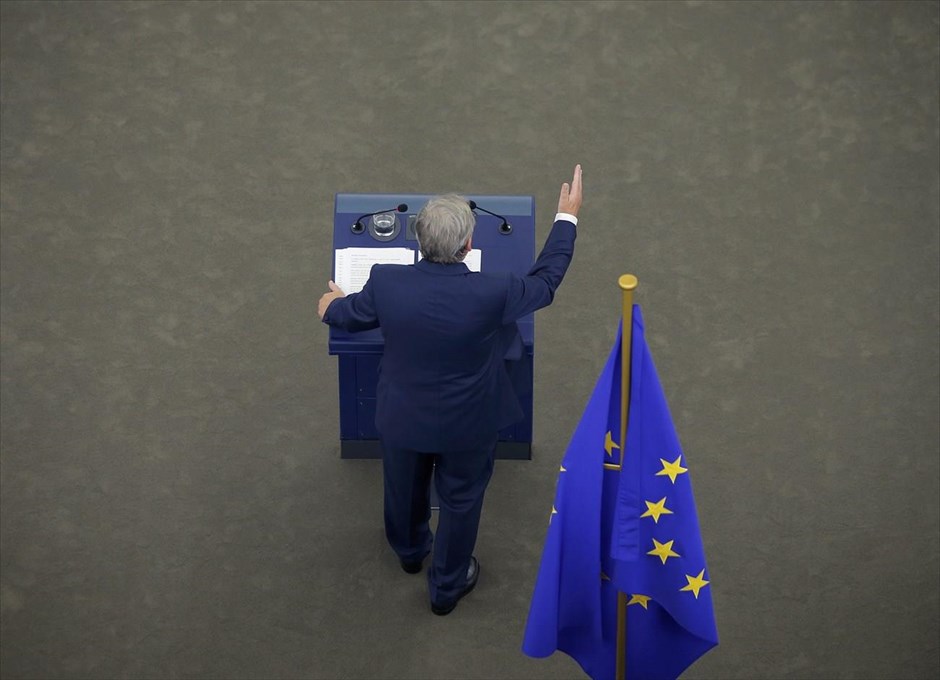 Περισσότερη ευελιξία ζητεί ο Γιούνκερ. Περισσότερη ευελιξία στην εφαρμογή του Συμφώνου Σταθερότητας και Ανάπτυξης ζήτησε από το βήμα του Ευρωπαϊκού Κοινοβουλίου, ο πρόεδρος της Κομισιόν, Ζαν - Κλοντ Γιούνκερ, προτείνοντας παράλληλα, την αύξηση του επενδυτικού ταμείου της Ε.Ε. στα 630 δισ. ευρώ.&nbsp;«Το Σύμφωνο θα πρέπει να εφαρμόζεται "ευρηματικά" και προς όφελος της Ε.Ε., προκειμένου να μην πλήττεται η οικονομική ανάπτυξη» εξήγησε, ενώ ασκώντας έντονη κριτική στον&nbsp;λαϊκισμό, ο οποίος - σύμφωνα με τον ίδιο - όχι μόνο δεν επιλύει τα προβλήματα αλλά δημιουργεί νέα, υπογράμμισε την ανάγκη αλλαγής του προφίλ της Ευρώπης.