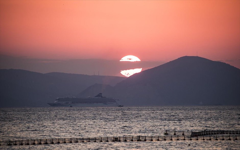 Ηλιοβασίλεμα στον Σαρωνικό . Ηλιοβασίλεμα στον Σαρωνικό.