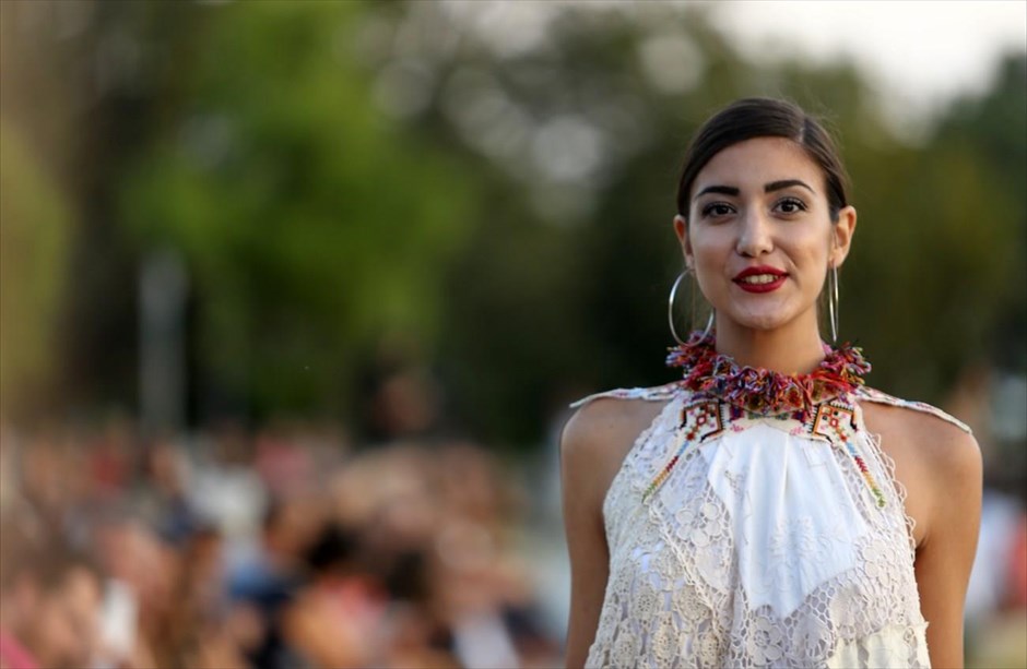Επίδειξη μόδας με ρούχα από ανακυκλώσιμα υλικά. 