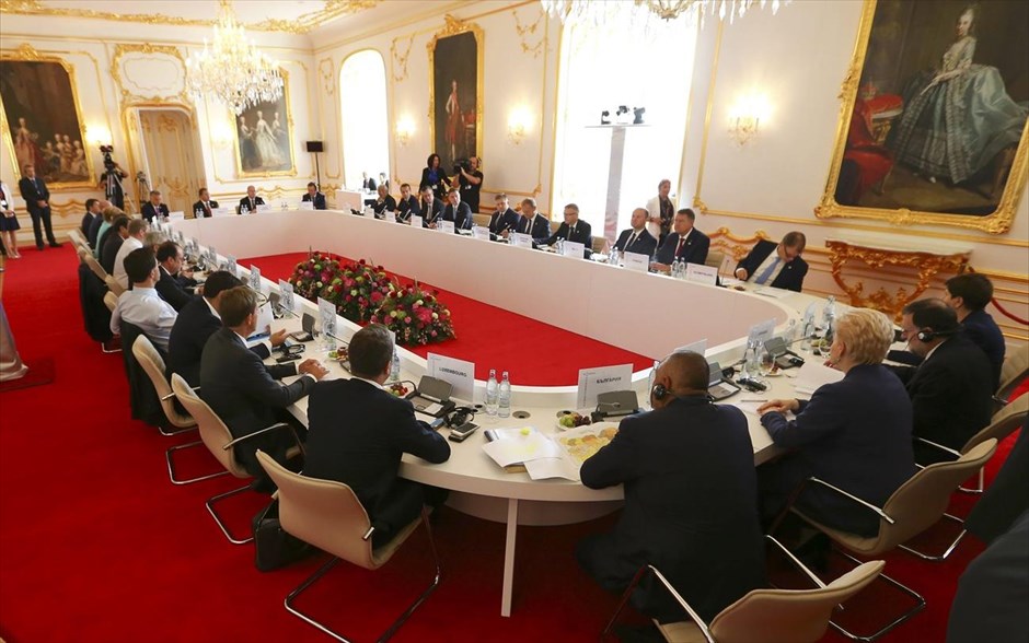 Ε.Ε.: Άτυπη Σύνοδος Κορυφής των «27» στην Μπρατισλάβα. Σε εξέλιξη βρίσκονται οι εργασίες της άτυπης συνόδου των «27» στην Μπρατισλάβα, με τους ηγέτες των χωρών της Ε.Ε. να συζητούν για το μέλλον του ευρωπαϊκού οικοδομήματος μετά το Brexit. Ασφάλεια - άμυνα, προσφυγικό - μεταναστευτικό και οικονομία, θα είναι τα τρία κεντρικά θέματα στην ατζέντα των συνομιλιών.