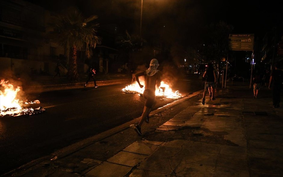 Μικροένταση μετά την ολοκλήρωση της αντιφασιστικής πορείας στο Κερατσίνι . 