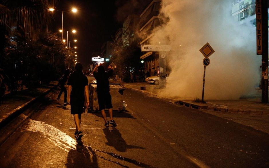 Μικροένταση μετά την ολοκλήρωση της αντιφασιστικής πορείας στο Κερατσίνι . 