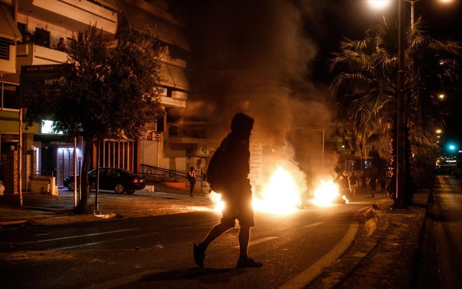 Μικροένταση μετά την ολοκλήρωση της αντιφασιστικής πορείας στο Κερατσίνι . 