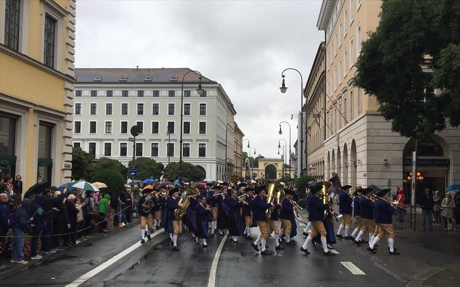 Παρέλαση για την έναρξη του Oktoberfest στο Μόναχο. Με την καθιερωμένη παρέλαση εγκαινιάστηκε η φετινή γιορτή μπύρας Oktoberfest, στο Μόναχο της Γερμανίας. Το φεστιβάλ πραγματοποιείται φέτος υπό αυστηρά μέτρα ασφαλείας. Η περιοχή Theresienwiese, η οποία θα φιλοξενεί έως τις 3 Οκτωβρίου τη γιορτή, περιβάλλεται από ένα γιγαντιαίο φράκτη, ενώ οι αρχές έχουν απαγορεύσει στους επισκέπτες να έχουν μεγάλες τσάντες. Στο σημείο μάλιστα, έχει αναπτυχθεί μόνιμη δύναμη 600 αστυνομικών.