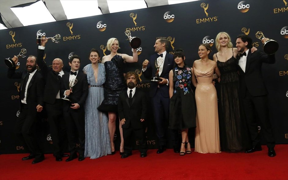 «Σάρωσε» τα βραβεία Emmy το «Game of Thrones». To «Game Of Thrones» ήταν ο μεγάλος νικητής της φετινής απονομής των βραβείων Emmy. Από την λαμπερή τελετή, που έγινε στο Λος Άντζελες, με παρουσιαστή τον Τζίμι Κίμελ, το «Game Of Thrones» απέσπασε 12 από τα 23 βραβεία που διεκδικούσε μεταξύ των οποίων αυτό της καλύτερης δραματικής σειράς, σκηνοθεσίας και σεναρίου.