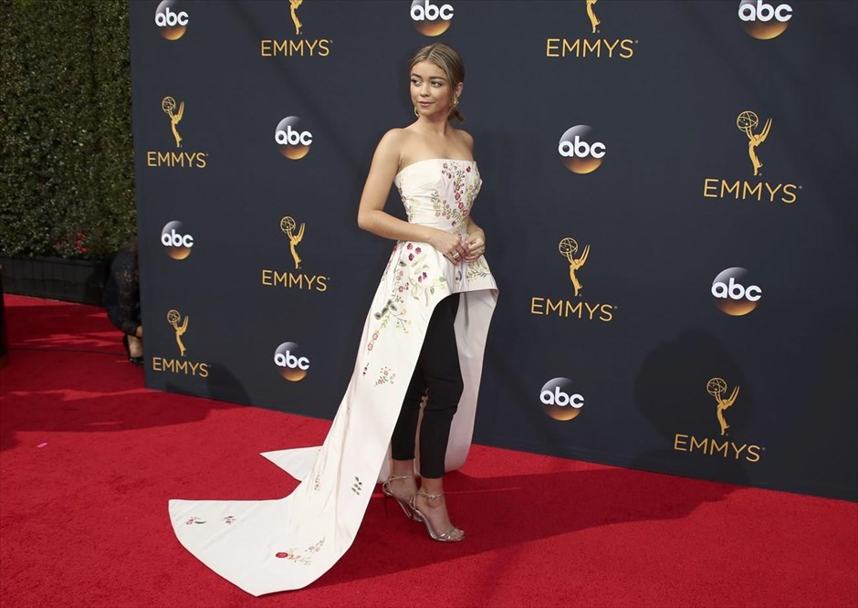 Βραβεία Emmy 2016. Η ηθοποιός Σάρα Χάιλαντ από την τηλεοπτική σειρά «Modern Family» στο κόκκινο χαλί της 68ης τελετής απονομής των βραβείων Emmy, στο Λος Άντζελες.