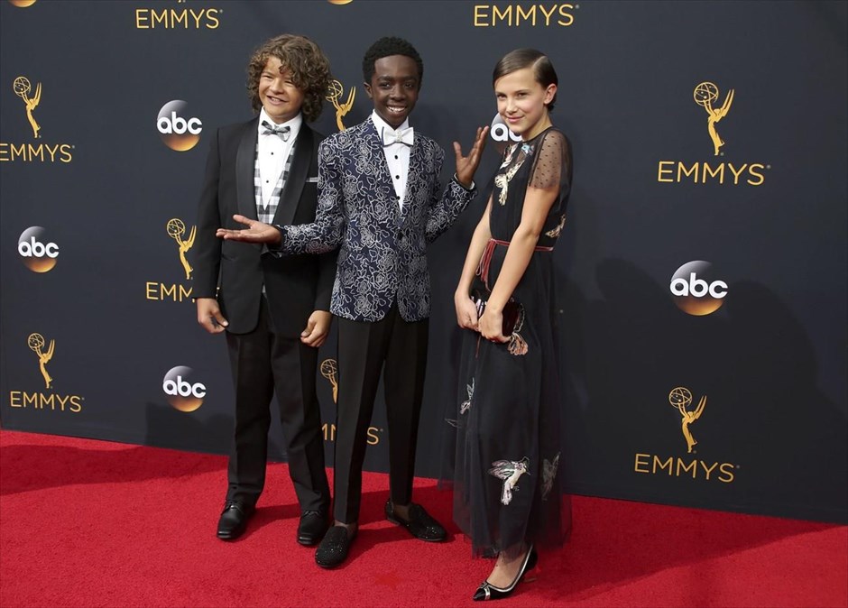 Βραβεία Emmy 2016. Οι ηθοποιοί Γκάτεν Ματαράτζο (αριστερά), Κέιλεμπ Μακλάφλιν και Μίλι Μπόμπι Μπράουν από τη σειρά του Netflix «Stranger Things».