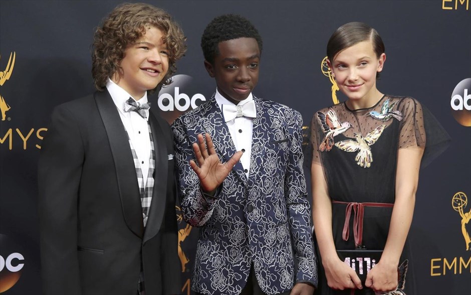 Βραβεία Emmy 2016. Οι ηθοποιοί Γκάτεν Ματαράτζο (αριστερά), Κέιλεμπ Μακλάφλιν και Μίλι Μπόμπι Μπράουν από τη σειρά του Netflix «Stranger Things» στο κόκκινο χαλί της 68ης τελετής απονομής των βραβείων Emmy, στο Λος Άντζελες.