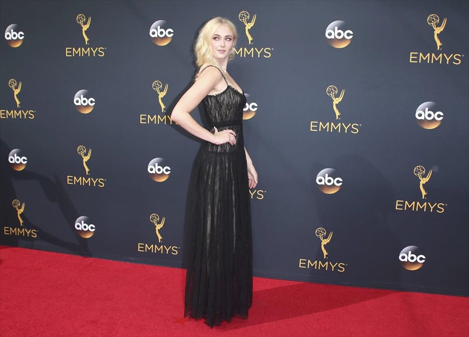 Βραβεία Emmy 2016. Η ηθοποιός Σόφι Τέρνερ από τη σειρά του HBO «Game of Thrones» στο κόκκινο χαλί της 68ης τελετής απονομής των βραβείων Emmy, στο Λος Άντζελες.