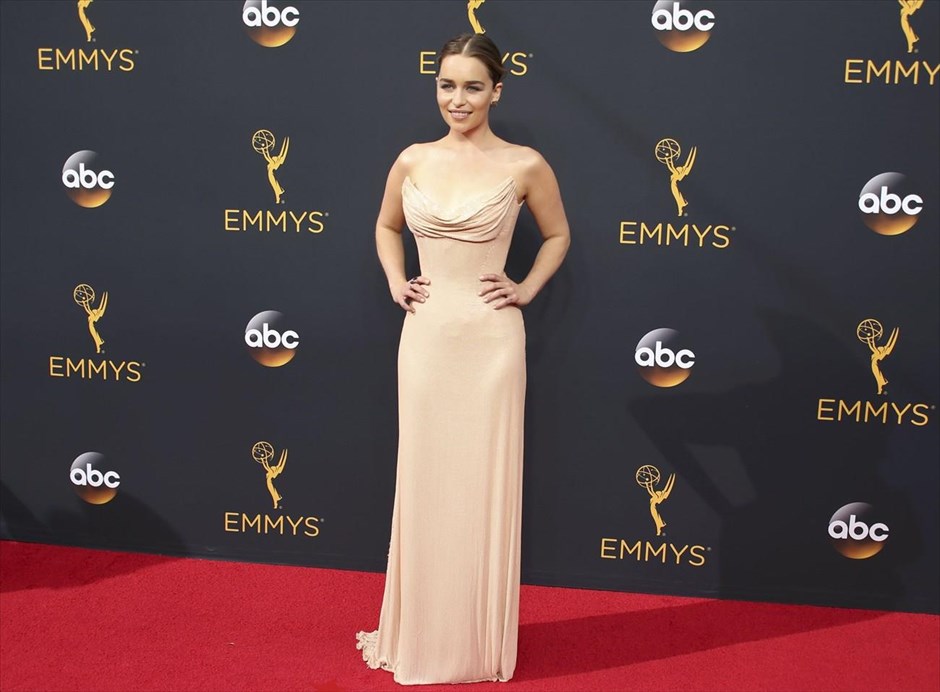 Βραβεία Emmy 2016. Η ηθοποιός Εμίλια Κλαρκ από τη σειρά του HBO «Game of Thrones».