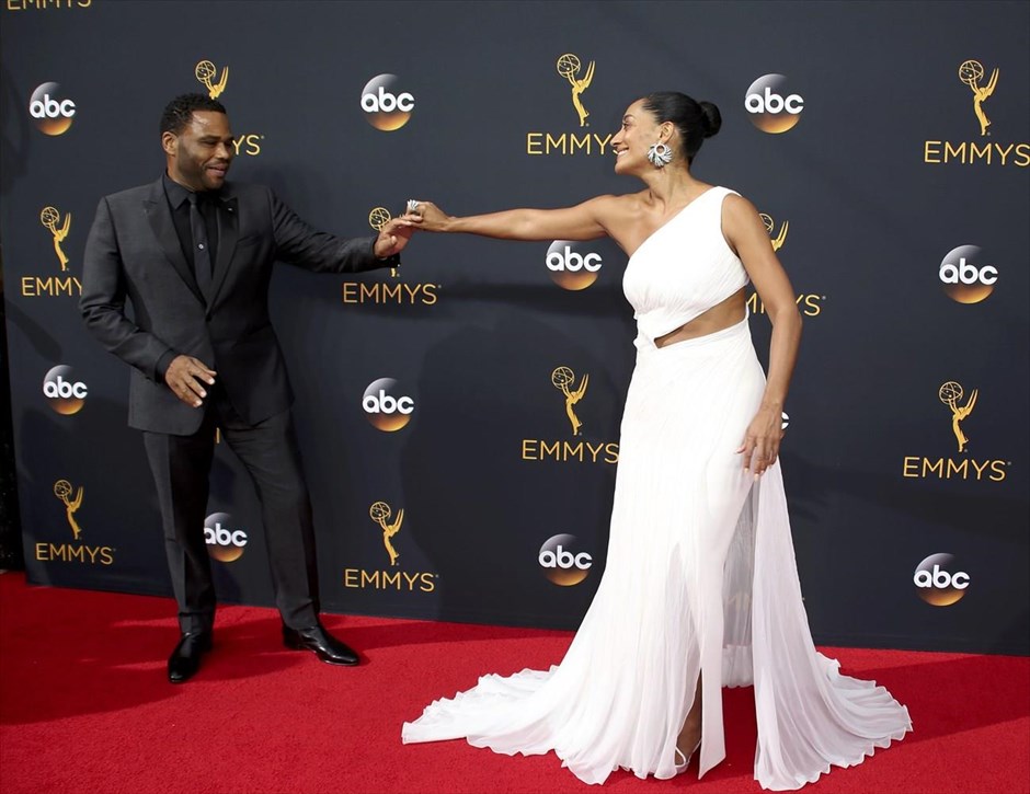Βραβεία Emmy 2016. Η ηθοποιός Τρέισι Έλις Ρος από τη σειρά του ABC «Black-ish» και ο συμπρωταγωνιστής της Άντονι Άντερσον.