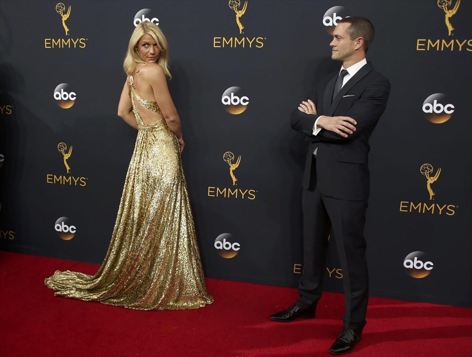 Βραβεία Emmy 2016. Η ηθοποιός Κλερ Ντέινς από τη σειρά «Homeland» με το σύζυγό της Χιου Ντάνσι.