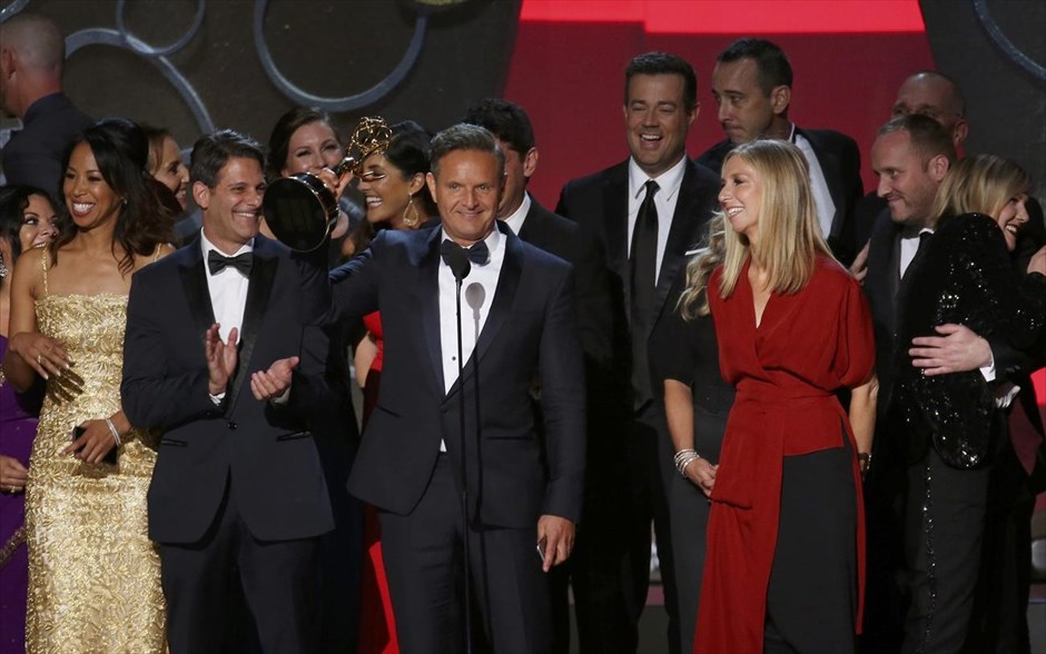 Βραβεία Emmy 2016. Ο παραγωγός Μαρκ Μπαρνέτ κρατά το βραβείο για το Καλύτερο Διαγωνιστικό Reality Show «The Voice».