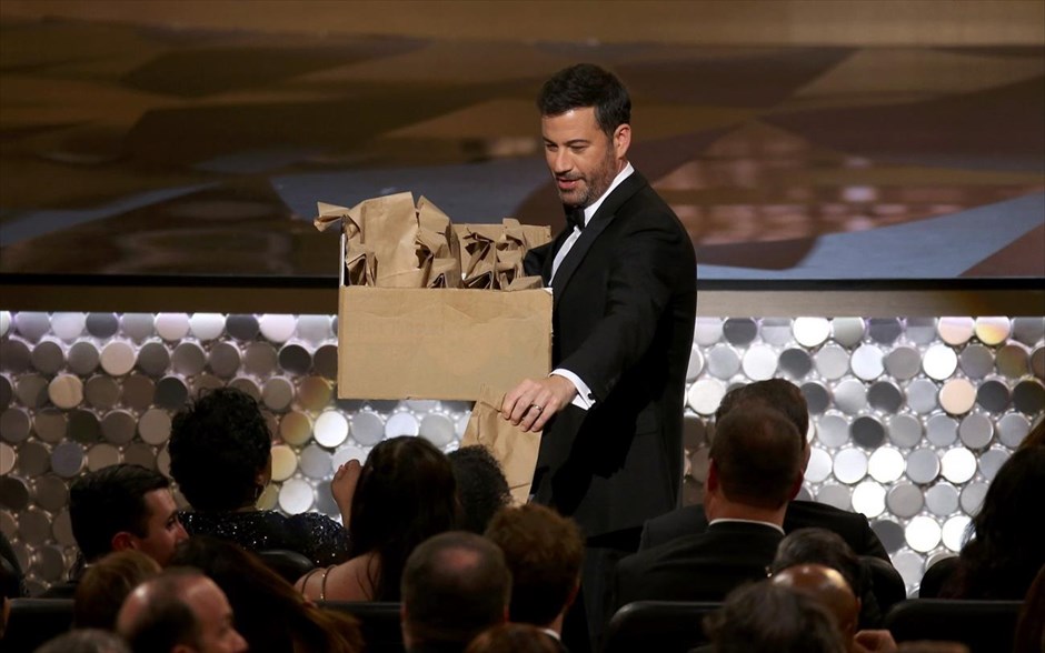 Βραβεία Emmy 2016. Ο παρουσιαστής και οικοδεσπότης της τελετής απονομής των βραβείων Emmy, Τζίμι Κίμελ, μοιράζει σάντουιτς στο κοινό.