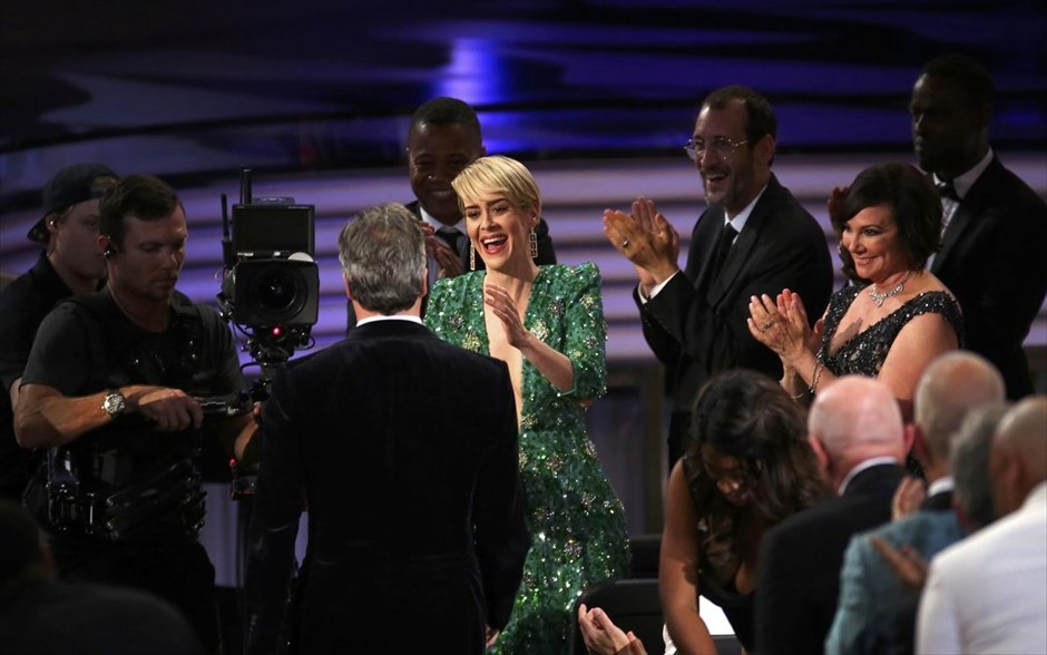 Βραβεία Emmy 2016. Η ηθοποιός Σάρα Πόλσον πανηγυρίζει καθώς ο Ντ. Β. ΝτεΒινσέντις κερδίζει το βραβείο Καλύτερου Σεναρίου για Μίνι Σειρά ή Τηλεταινία για το «The People v. O.J. Simpson: American Crime Story».