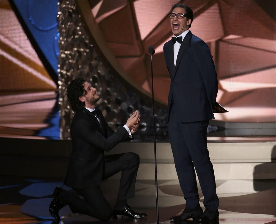 Βραβεία Emmy 2016. Ο Κιτ Χάριγκτον και ο Άντι Σάμπεργκ στη σκηνή κατά τη διάρκεια απονομής βραβείου στην τελετή των Emmy.
