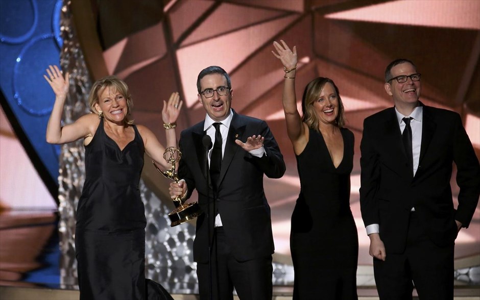 Βραβεία Emmy 2016. Ο Τζον Όλιβερ (δεύτερος από αριστερά) δέχεται το βραβείο για το Καλύτερο Talk Show «Last Week Tonight With John Oliver».