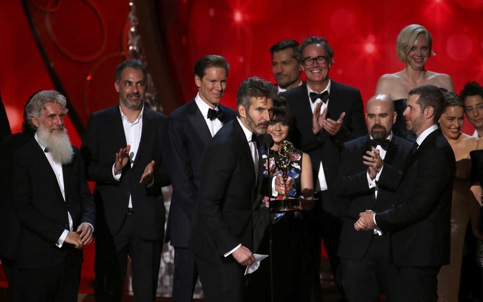 Βραβεία Emmy 2016. Οι παραγωγοί Ντέιβιντ Μπένιοφ (στο κέντρο) και Ντ. Μπ. Γουάις (δεξιά) παραλαμβάνουν το βραβείο Καλύτερης Δραματικής Σειράς για το «Game of Thrones»