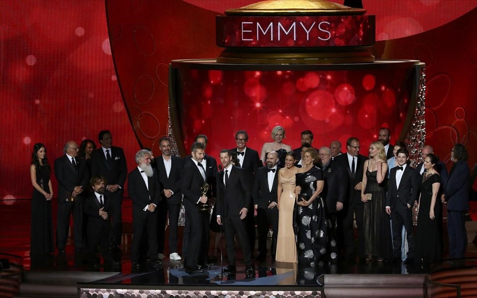 Βραβεία Emmy 2016. Οι παραγωγοί Ντέιβιντ Μπένιοφ (στο κέντρο) και Ντ. Μπ. Γουάις (δεξιά) παραλαμβάνουν το βραβείο Καλύτερης Δραματικής Σειράς για το «Game of Thrones»