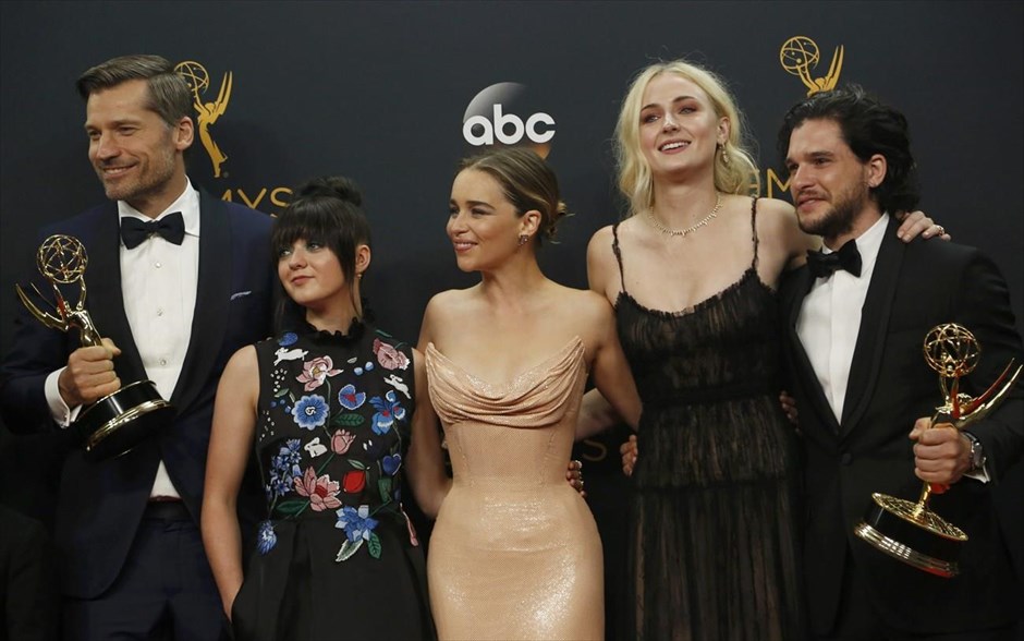 Βραβεία Emmy 2016. Οι Νικολάι Κόστερ Βαλντάου (αριστερά), Μέισι Γουίλιαμς, Εμίλια Κλαρκ, Σόφι Τέρνερ και Κιτ Χάριγκτον ποζάρουν στους φωτογράφους.