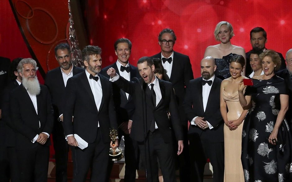 Βραβεία Emmy 2016. Οι παραγωγοί Ντέιβιντ Μπένιοφ (στο κέντρο αριστερά) και Ντ. Μπ. Γουάις παραλαμβάνουν το βραβείο Καλύτερης Δραματικής Σειράς για το «Game of Thrones»