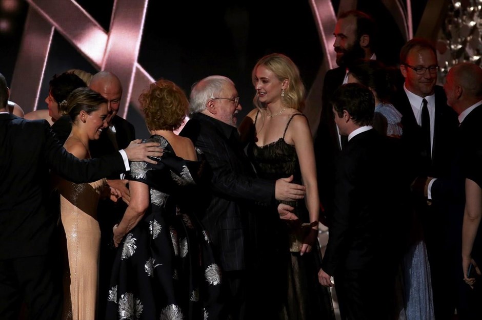 Βραβεία Emmy 2016. Ο συγγραφέας και παραγωγός Τζωρτζ Ρ. Ρ. Μάρτιν (στο κέντρο) πανηγυρίζει για το βραβείο Καλύτερης δραματικής σειράς για το «Game of Thrones»